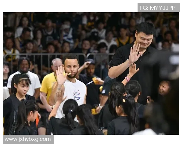 姚明与布什亲密合影展现中美友谊与体育精神的完美结合